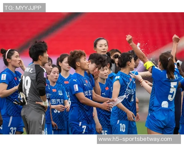 武汉车谷江大女足赛后自豪展示国旗合影庆祝中国骄傲时刻 武汉车谷江大女足赛后自豪展示国旗合影庆祝中国骄傲时刻